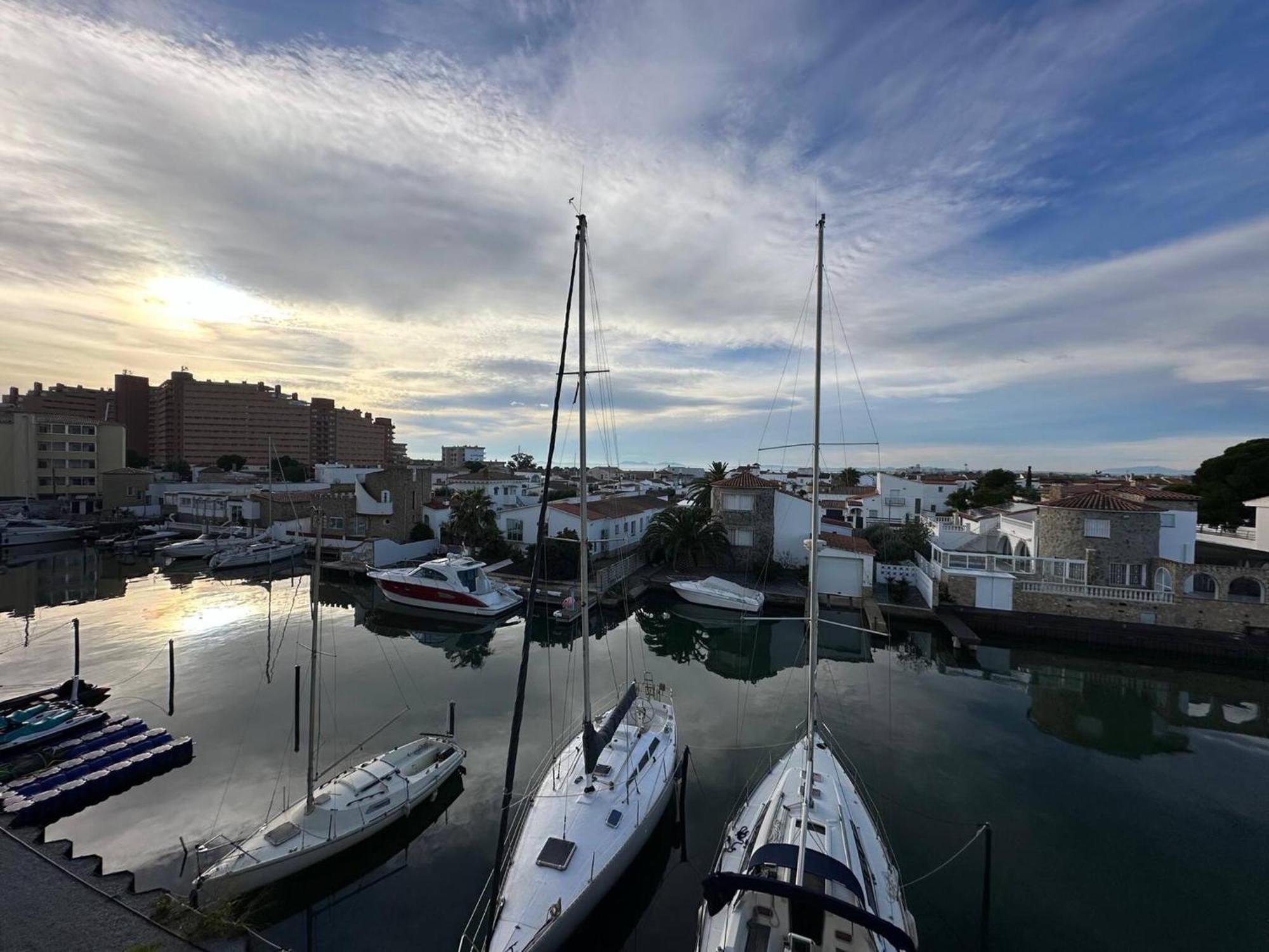 Ferienwohnung Apartamento En Roses Con Vistas Al Canal Y Piscina Exterior foto